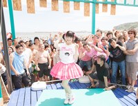 観客と一緒に「許してにゃん▽」のポーズ。