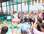 元気いっぱいで「ももち！許してにゃん▽体操」を披露するももち。