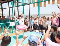 元気いっぱいで「ももち！許してにゃん▽体操」を披露するももち。