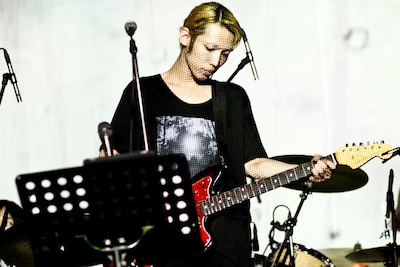 アンコールのMCでは趣味全開のトークを披露した小林祐介。（撮影：OZK）