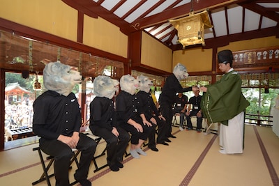 普段より緊張している雰囲気のMAN WITH A MISSIONの面々。