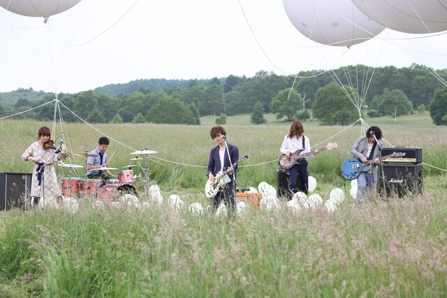 写真はビデオクリップ撮影中の模様。