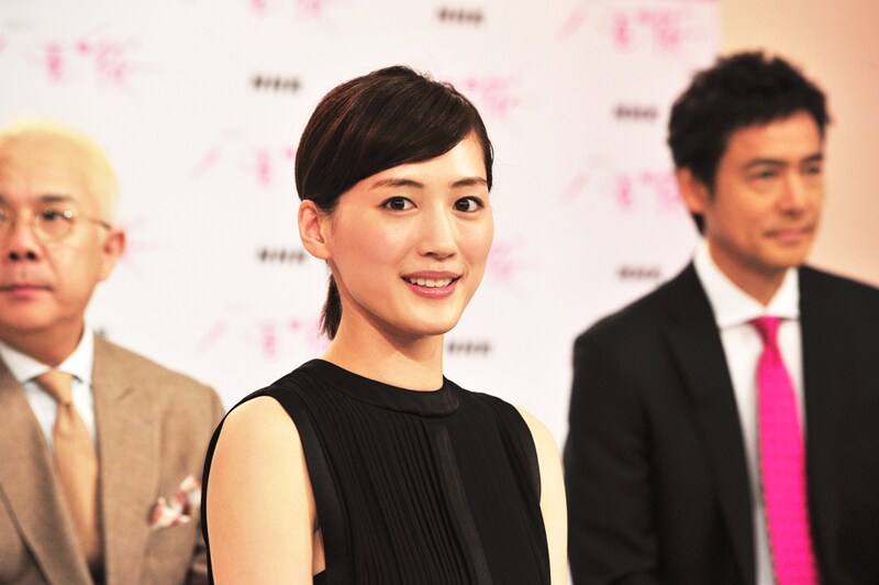 主演の綾瀬はるか（写真中央）。