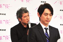 質疑応答でマイクを持つ吉川晃司。写真手前は江戸幕府第15代将軍の徳川慶喜を演じる小泉孝太郎。