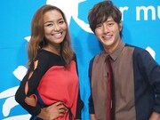 トーク収録時のCrystal Kayと溝端淳平。