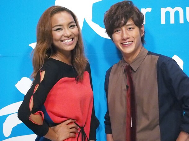 トーク収録時のCrystal Kayと溝端淳平。