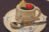 「ニコニコ本社」2Fカフェで販売されるコラボメニュー「シナモンのカップデザート」。500円。カップは持ち帰り可能。