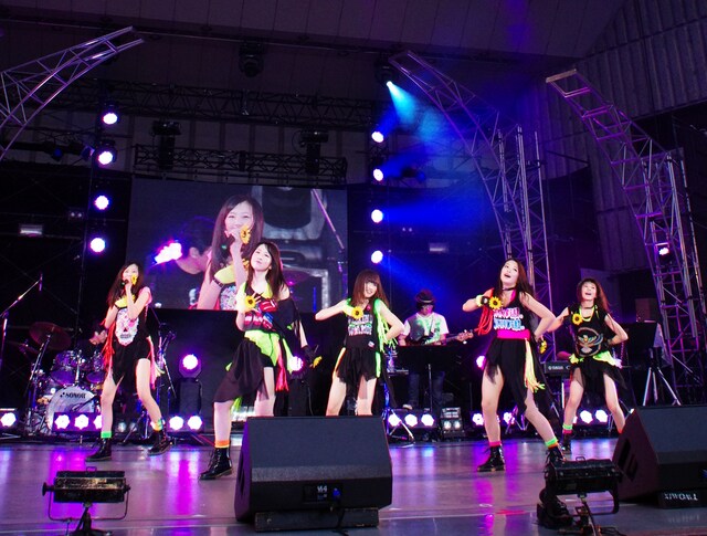 写真は5月20日の日比谷野外大音楽堂公演「2nd JAPAN TOUR 2012～Limited addiction～ CONCERT*03『Rock you!』」より。