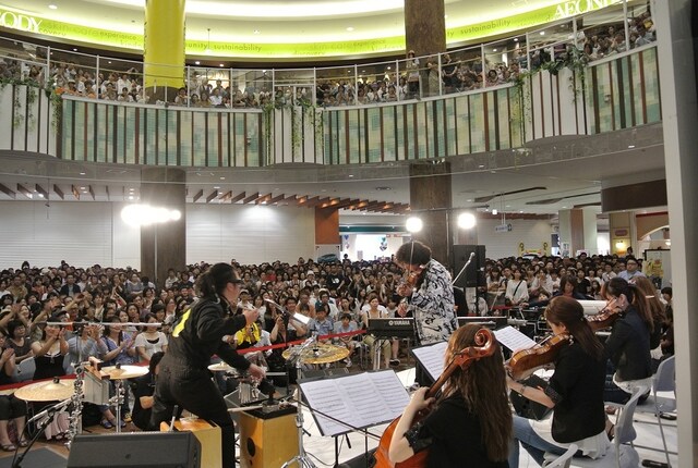 イオンレイクタウンのインストアイベントには多くの観客が2組のセッションを堪能。