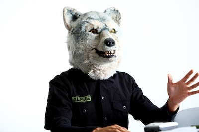 インタビューに答えるJean-Ken Johnny（MAN WITH A MISSION）。