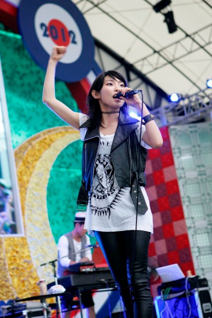 「めざましライブ」で約1000人のオーディエンスを前に熱唱する家入レオ。