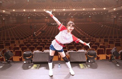 百田夏菜子、終演後の客席をバックに記念撮影。