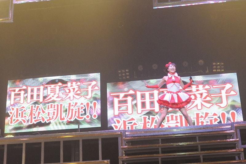 オープニングに1人で登場し、ソロ曲「太陽とえくぼ」を歌った百田夏菜子。