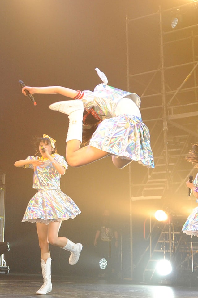 百田夏菜子、地元でのえびぞりジャンプも華麗に大成功。