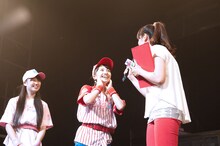 ライブ終了後に行われるツアー恒例の「ヒロインインタビュー」には、高所でのパフォーマンスを成功させた佐々木彩夏（写真左）と地元浜松の星・百田夏菜子（中央）の2人が呼び込まれた。