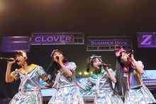 写真左から玉井詩織、高城れに、有安杏果、佐々木彩夏。