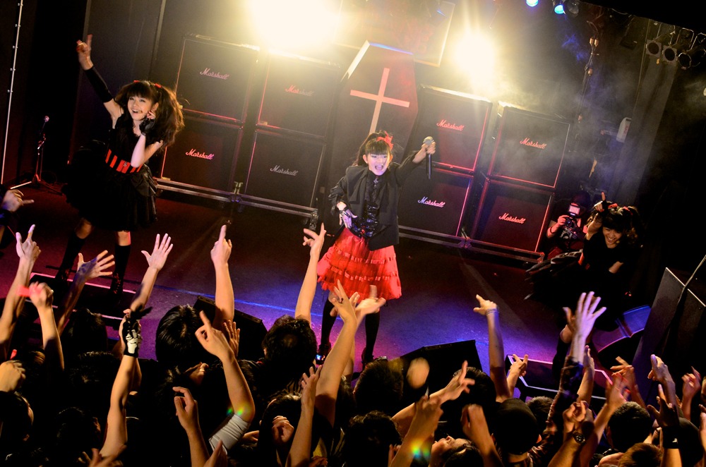 目黒鹿鳴館のステージに立ったBABYMETAL。（Photo : Taku Fujii）