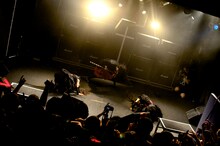 新曲「ヘドバンギャー!!」を披露するBABYMETAL。（Photo : Taku Fujii）
