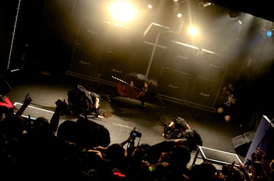 新曲「ヘドバンギャー!!」を披露するBABYMETAL。（Photo : Taku Fujii）