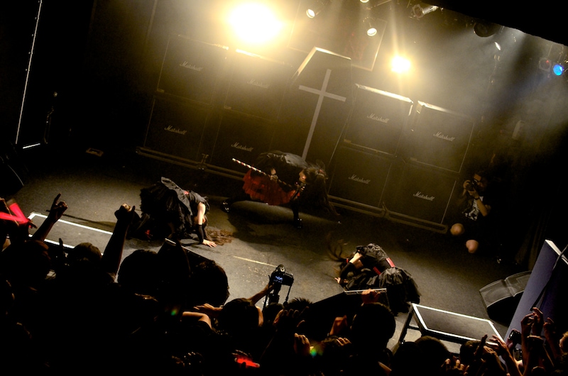 新曲「ヘドバンギャー!!」を披露するBABYMETAL。（Photo : Taku Fujii）