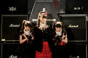 ステージセットの前で記念撮影をするBABYMETAL。（Photo : Taku Fujii）