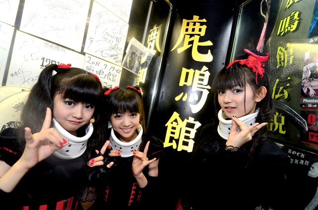 目黒鹿鳴館の前で、コルセット＆キツネサインで記念写真するBABYMETAL。（Photo : Taku Fujii）