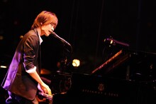 杉本雄治（Vo, Piano）