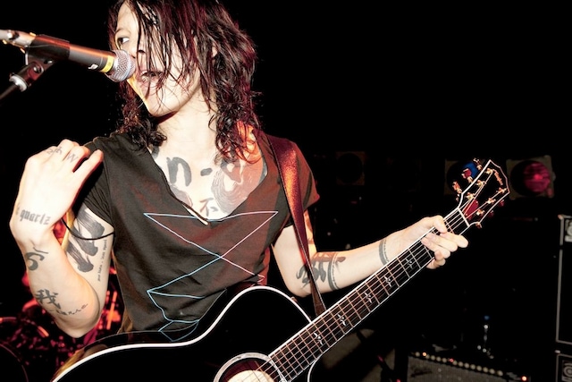 汗をしたたらせながら2時間におよぶライブを行った雅-MIYAVI-。（撮影：Keiichi Nitta）