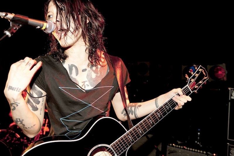 汗をしたたらせながら2時間におよぶライブを行った雅-MIYAVI-。（撮影：Keiichi Nitta）