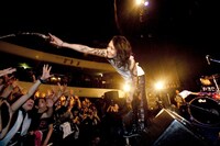 手を伸ばしファンと触れ合う場面も。（撮影：Keiichi Nitta）