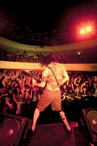 アンコールで上着を脱ぎパフォーマンスをする雅-MIYAVI-。（撮影：Keiichi Nitta）