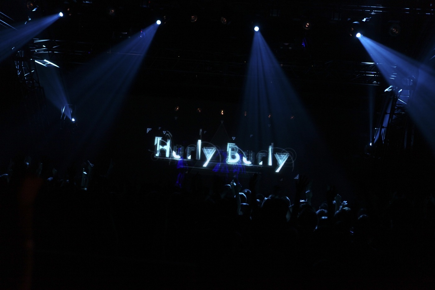 ステージ上の空間に「Hurly Burly」の文字が浮かんだ瞬間、客席は沸騰。