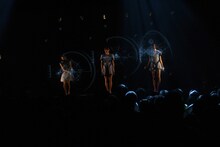 ホログラフィックで表現された機械のようなものを操作するPerfume。