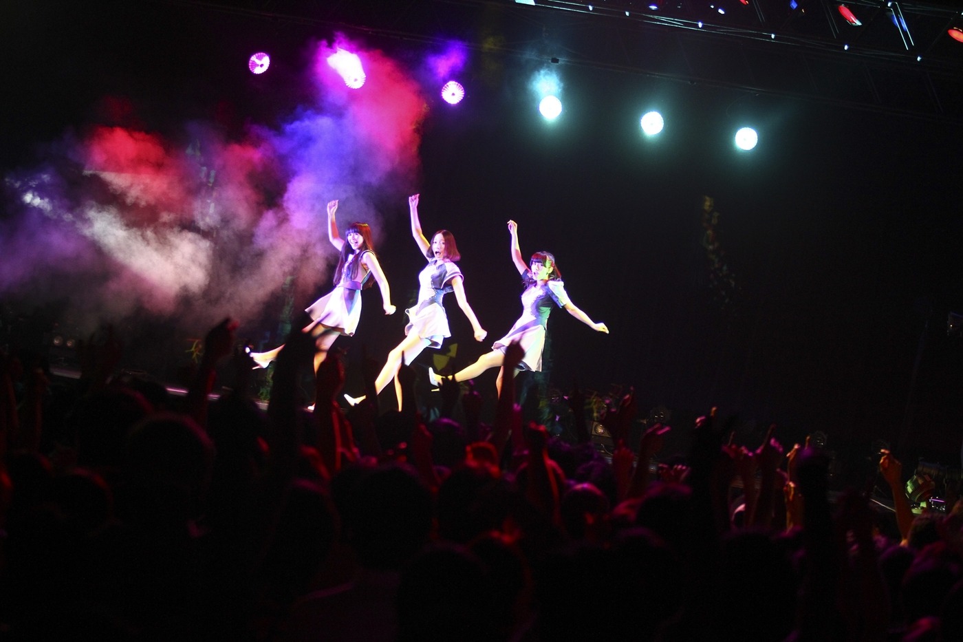 「Hurly Burly」のパフォーマンス。