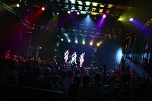 ホログラフィックに囲まれて踊るPerfume。