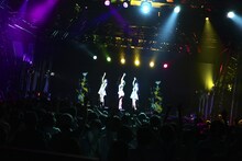 ホログラフィックに囲まれて踊るPerfume。