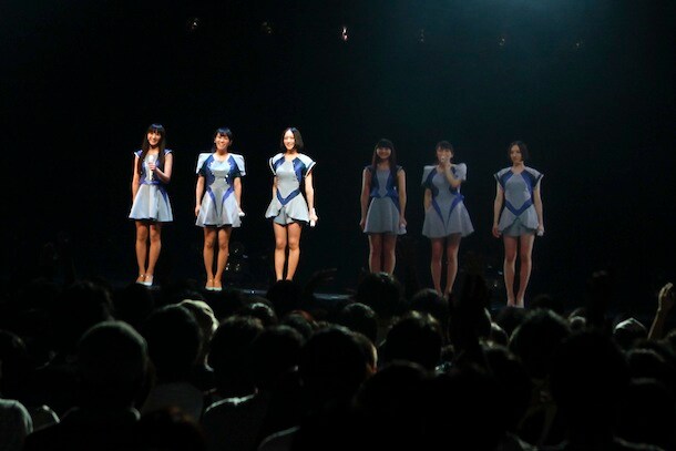 ホログラフィックの自分たちと並ぶPerfume。