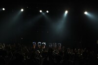 本物のPerfumeと3D映像のPerfumeが息のあったお辞儀。