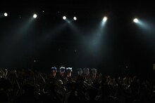 本物のPerfumeと3D映像のPerfumeが息のあったお辞儀。