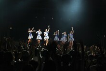 来場者に手を振るPerfumeと3D映像。