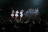 泡のようにはじけて消えるPerfumeのホログラフィ。