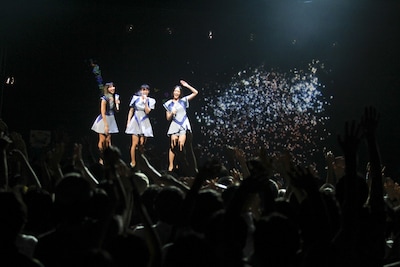 泡のようにはじけて消えるPerfumeのホログラフィ。