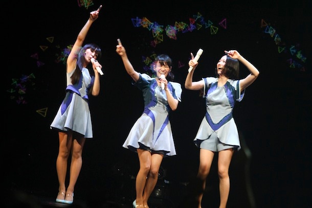 リアルタイムでホログラフィックを操るPerfumeの3人。