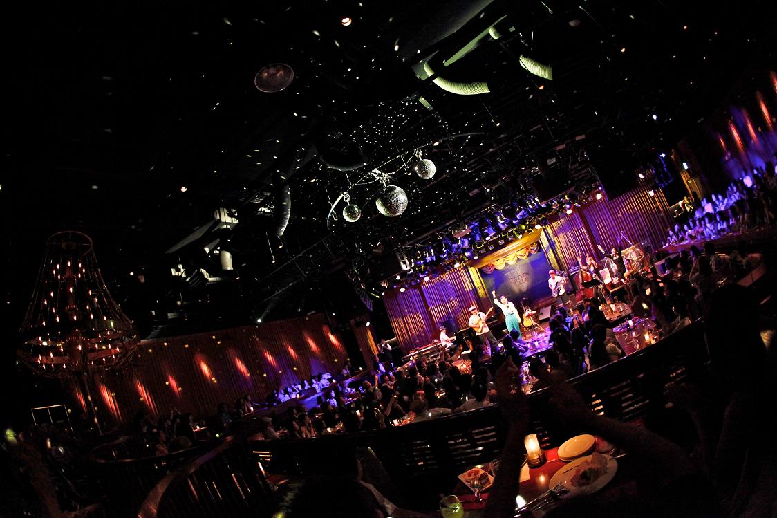 写真は7月20日の東京・丸の内COTTON CLUB公演の模様。