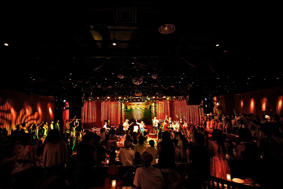写真は7月20日の東京・丸の内COTTON CLUB公演の模様。