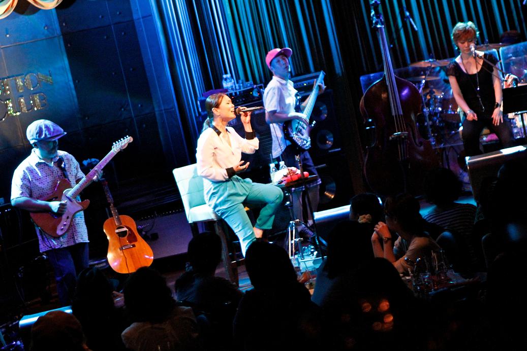 写真は7月20日の東京・丸の内COTTON CLUB公演の模様。