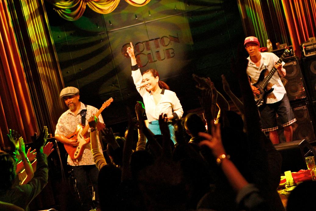 写真は7月20日の東京・丸の内COTTON CLUB公演の模様。
