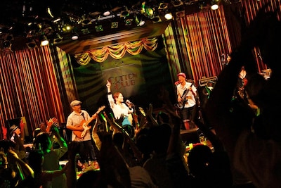 写真は7月20日の東京・丸の内COTTON CLUB公演の模様。