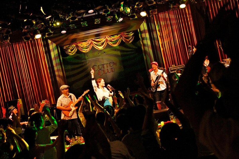 写真は7月20日の東京・丸の内COTTON CLUB公演の模様。