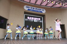 杏野なつ生誕祭はファンが用意した「なつ」「祭」と書かれたうちわで大盛り上がり。